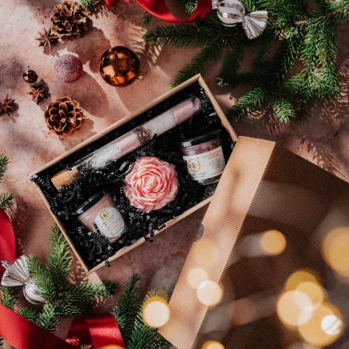 zestaw prezentowy rozowy - maslo, peeling, sol i swieca miodowa mydlarnia.WEBP