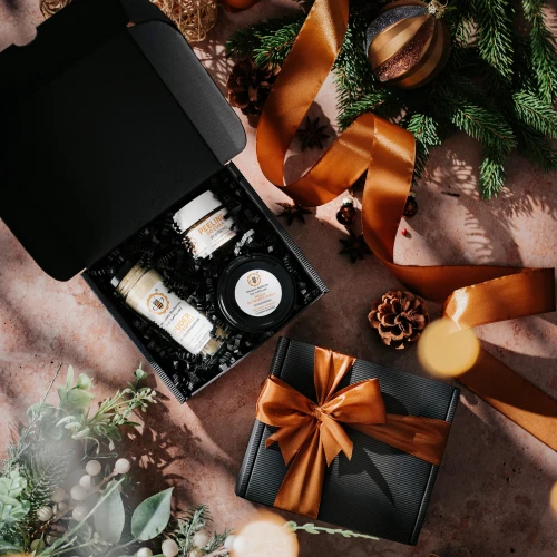 zestaw prezentowy dla niej maslo, peeling i puder miodowa mydlarnia.WEBP