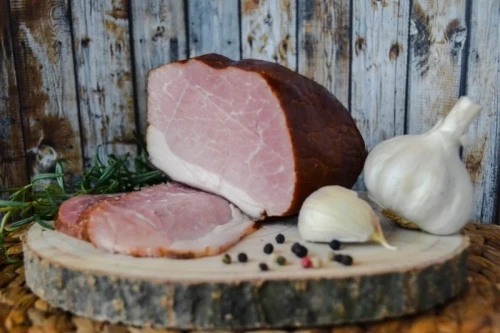 Szynka z tłuszczykiem i skórką Smak Tradycji.webp