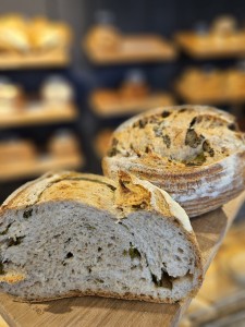 Chleb Vermont pszenno żytni ze świeżym czosnkiem niedzwiedzim