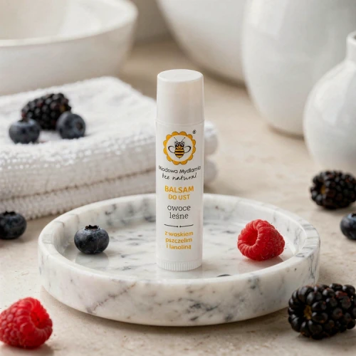 owoce-lesne-balsam-do-ust-z-lanolina-miodowa-mydlarnia.webp
