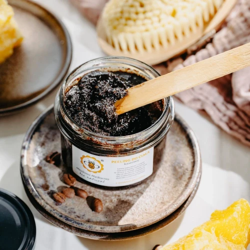 kawowy-peeling-do-ciala-z-woskiem-pszczelim-miodowa-mydlarnia.webp