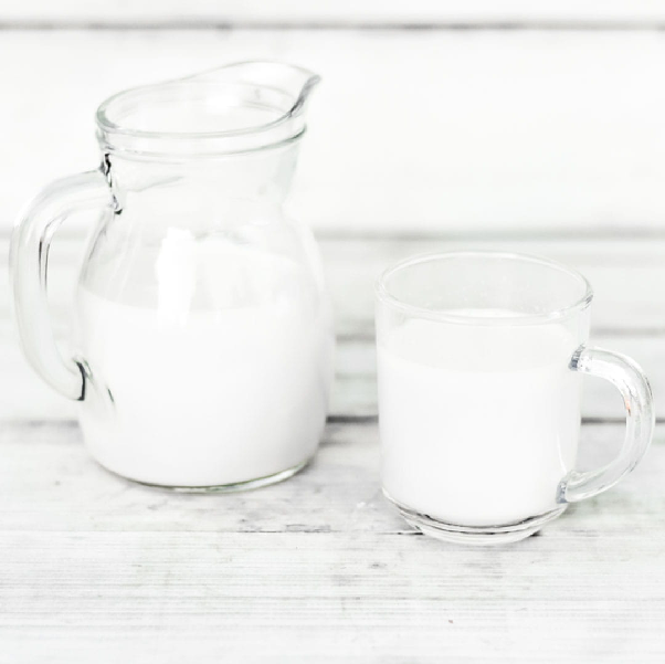 Mleko prosto od krowy – świeże, nieprzetworzone mleko z podlaskich gospodarstw